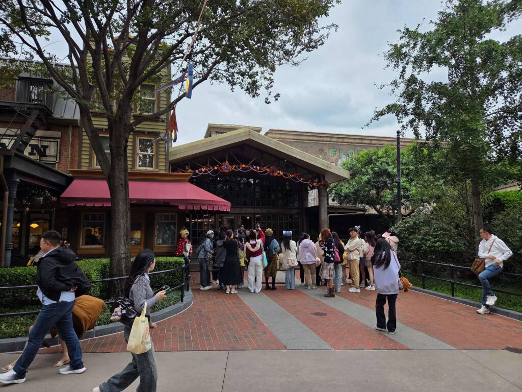 ถ่ายรูปกับ Olu mel จาก duffy and friends เต้าน้อยใจดี ที่ Shanghai Disneyland (4)